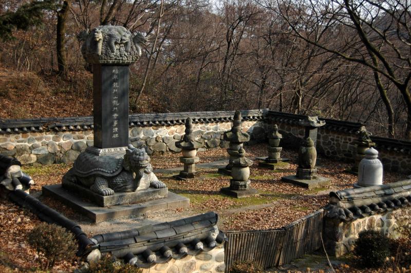 yongmunsa templom sztélé és sztúpák.jpg