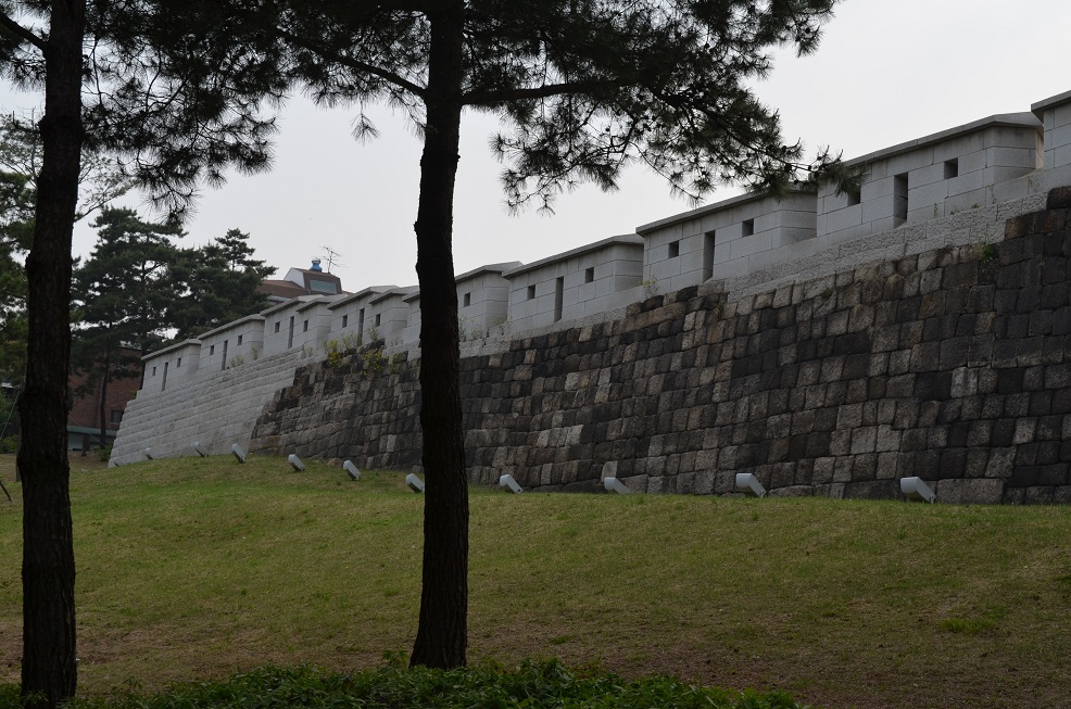 gwanghuimun_gate_front_stonework_of_fortress_wall_seoul_korea.jpg