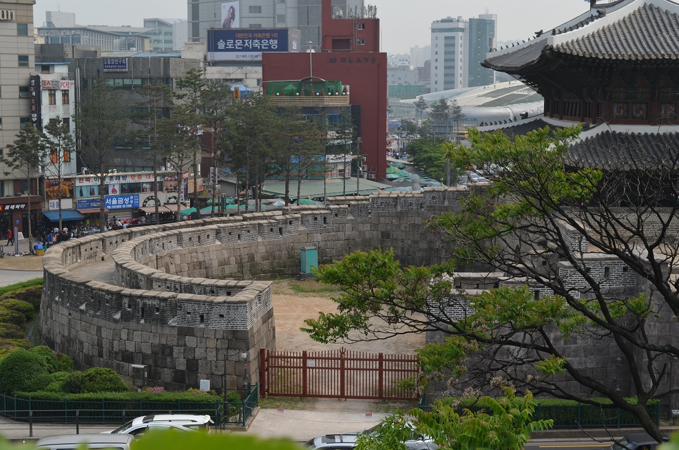 heunginjimun_gate_side_view_seoul_korea.jpg