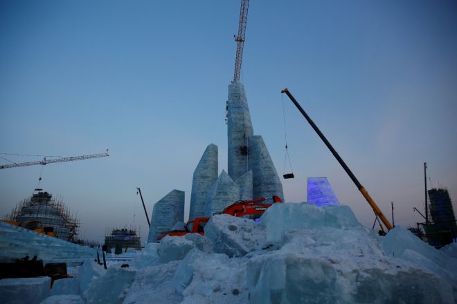 imgpictures-its-snow-time-chinese-city-glitters-harbin-international-ice-snow-sculpture-festival_1.jpg