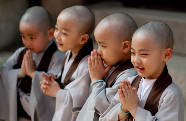 north-korean-children-pray-for-peace-not-war-2013.jpg
