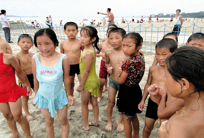 wonsan-a kerítésen túl-children-at-the-beach-north-korea1.jpg