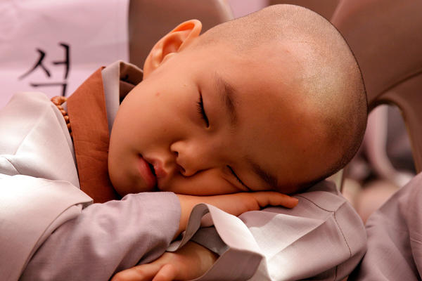 young-korean-boy-napping-at-temple.jpg
