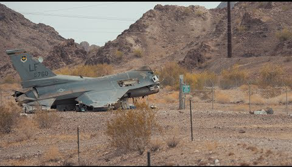 Lezuhant F-16-os a sivatagban