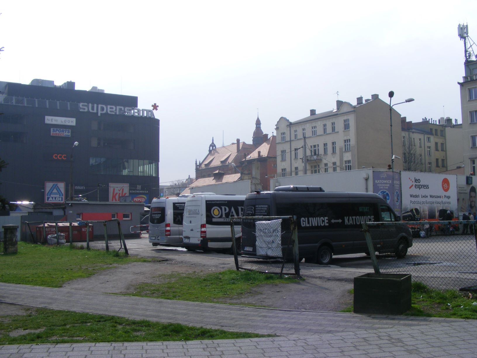 Katowice magyar testvérvárosa Miskolc. A buszállomás mögötti (a képen balra) közterület neve, a Miskolci barátok tere.