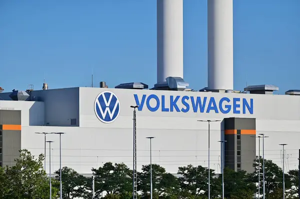 depositphotos_690909580-stock-photo-volkswagen-factory-zwickau-electric-cars.jpg