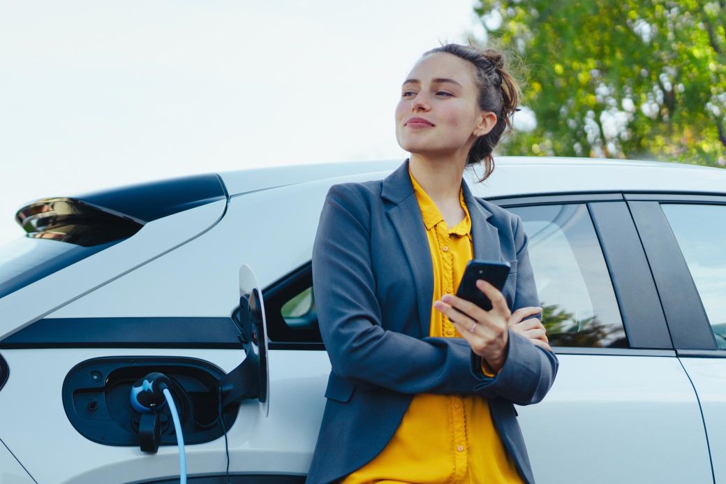 yello-content-frau-eauto-zuhause-laden-smartphone.jpg