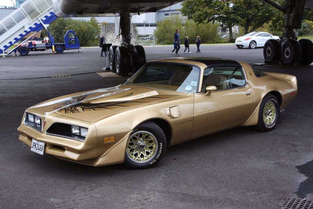 A Camaro riválisa, a Pontiac Firebird.