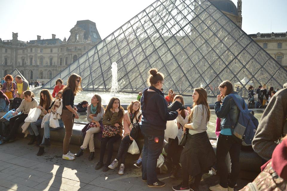 A Louvre előtt.jpg