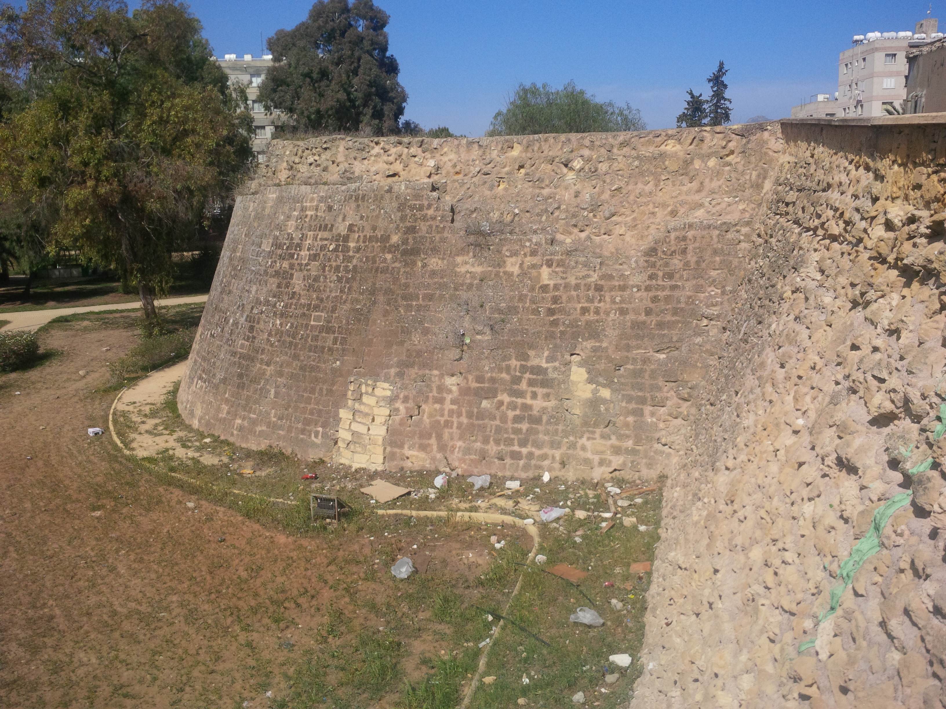 Fal Lefkosa és Nicosia között