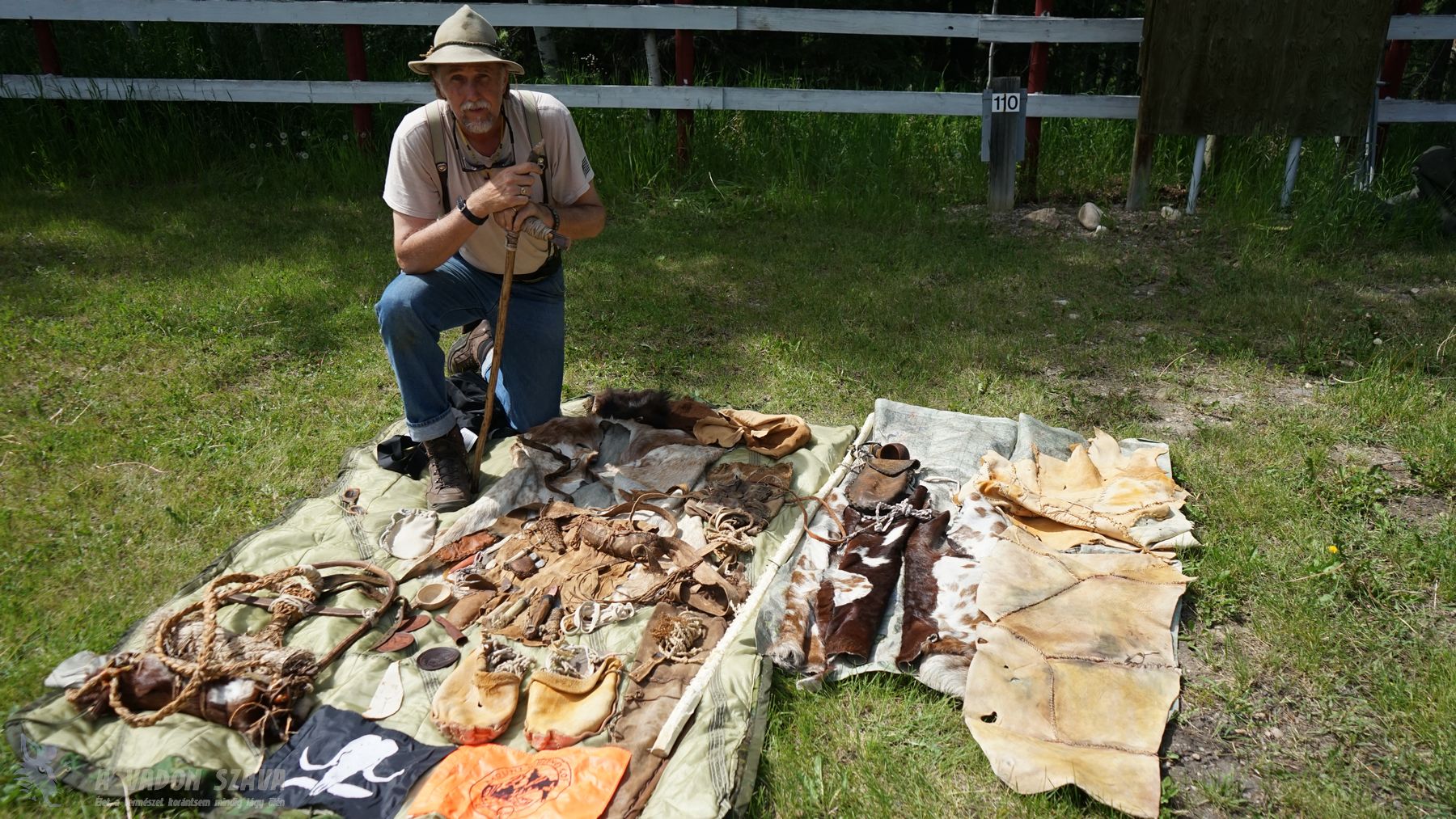 Ötzi felszerelésének replikája a készítővel.