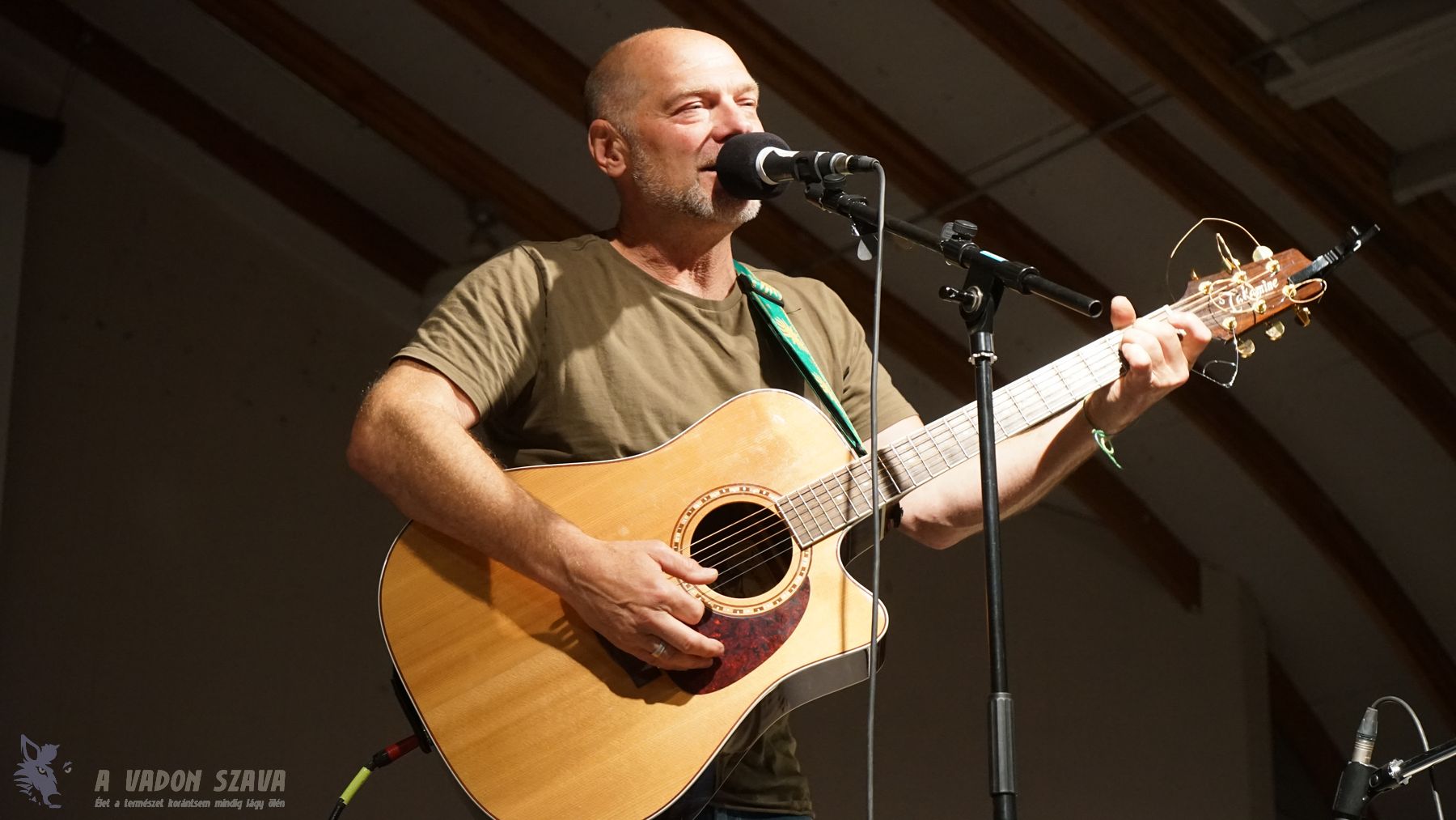 Les Stroud koncertje a Bushcraft Symposium záróestjén.