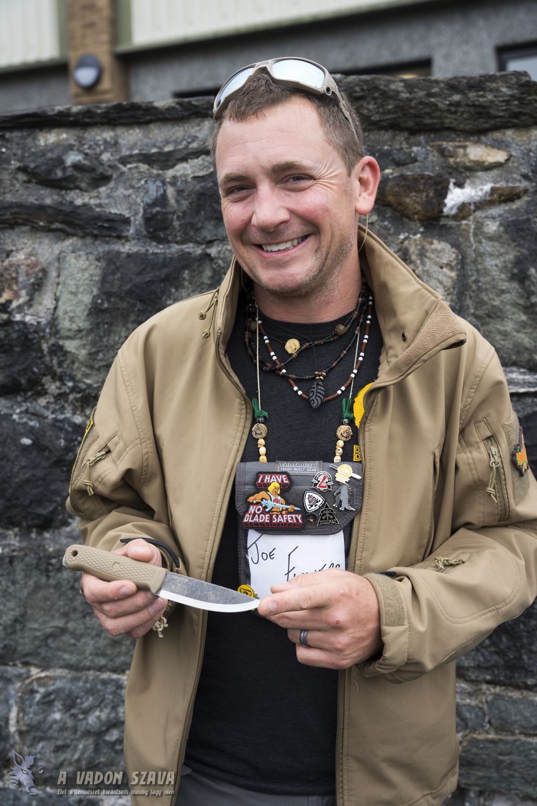 Joe Flowers amerikai késtervező, kezében egyik büszkeségével, az általa tervezett Condor Terrasaurral.