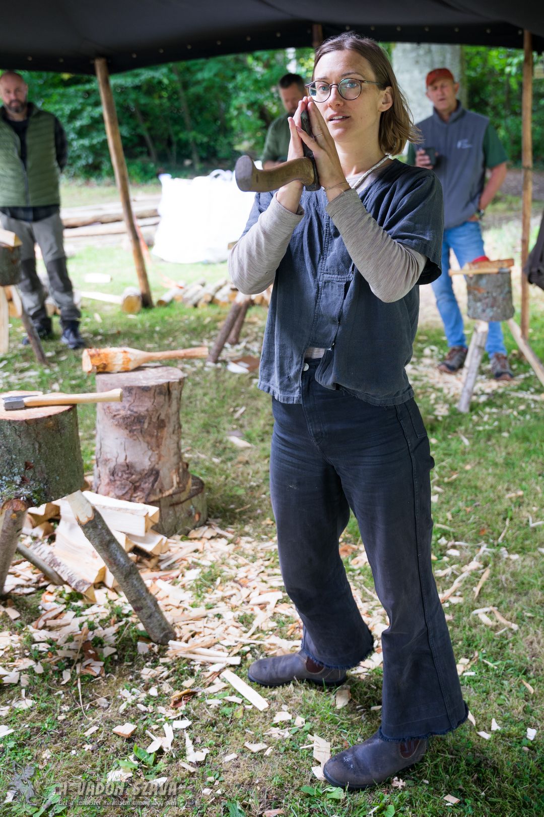 Julia Kalthoff svéd kovácsmester saját kovácsolású faragóbaltáit adta a kezünkbe az általa vezetett fafaragó gyakorlaton. Amely nem mellesleg tényleg kiváló szerszám.