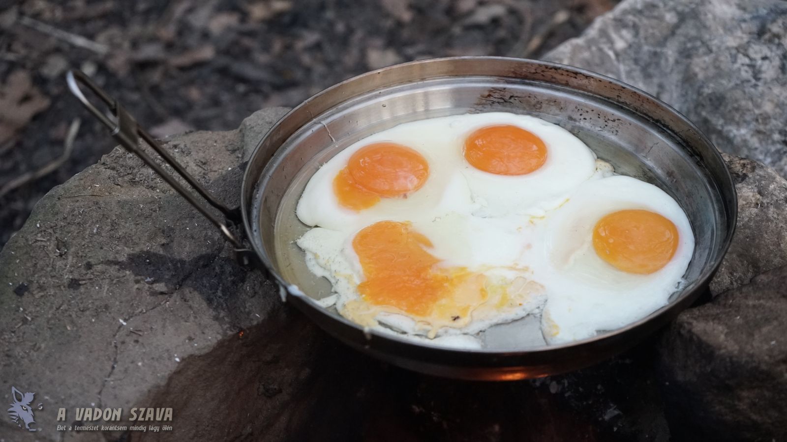 Tojássütés a Tatonka Kettle serpenyőnek is használható fedelében