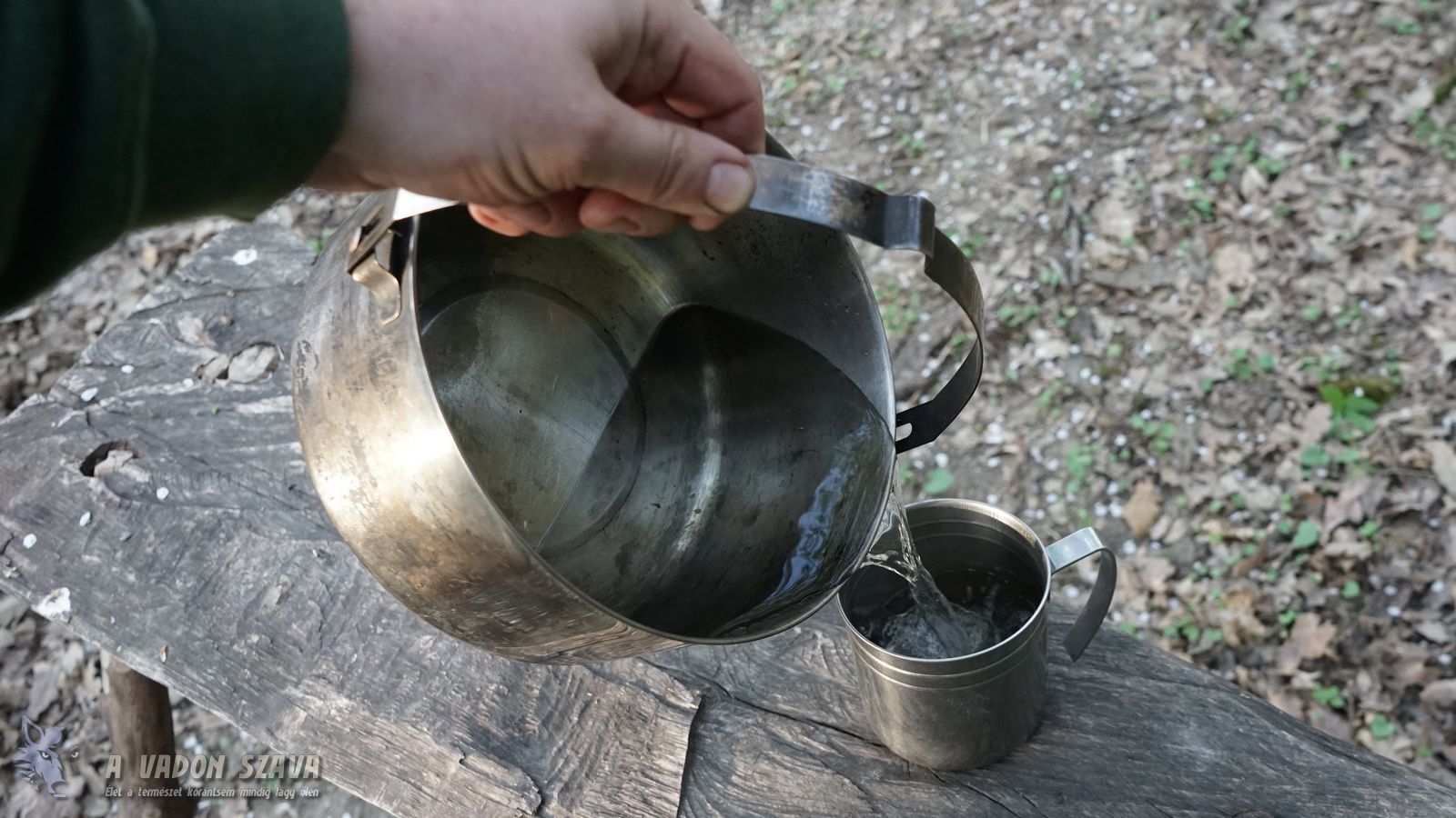 tatonka-kettle-pour-water.jpg
