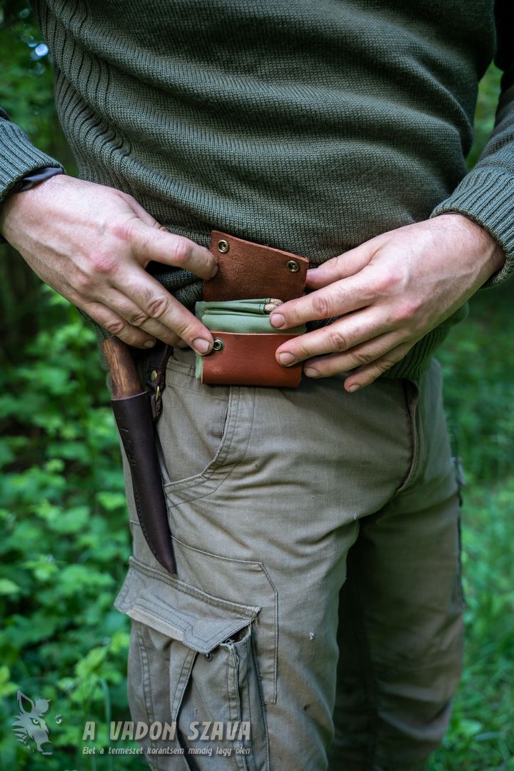 A felhajtogatott zseb bezárása a patenttal.