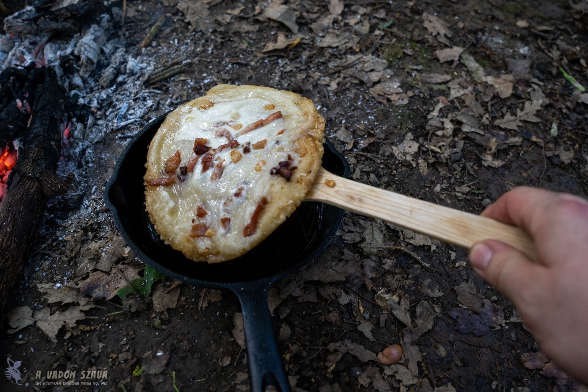 A vastag tészta miatt ez viszonylag masszívabb formát öltött, spatulával könnyen át lehetett fordítani.