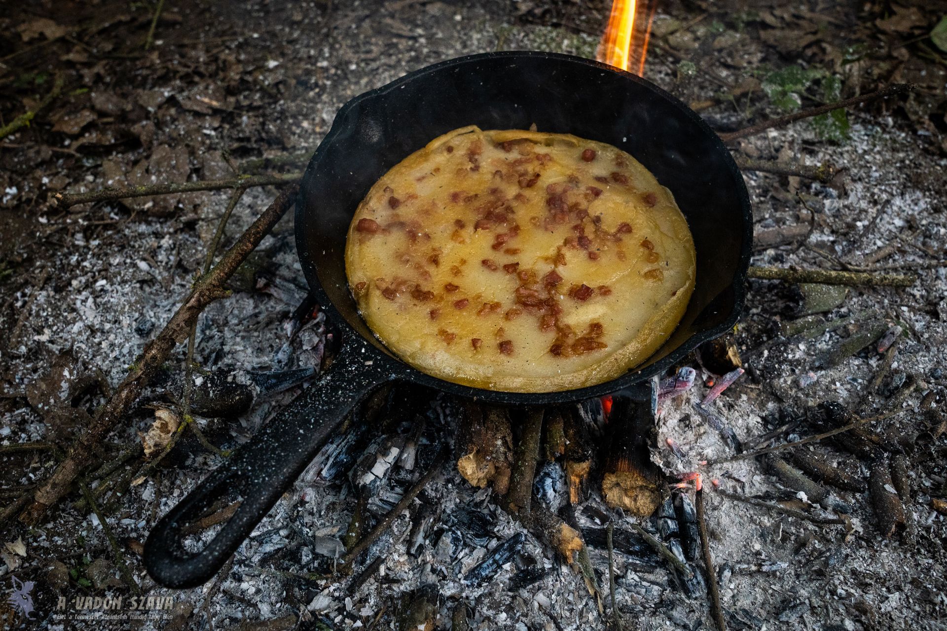 Kolbulle sütése a tésztába süllyesztett baconnel.