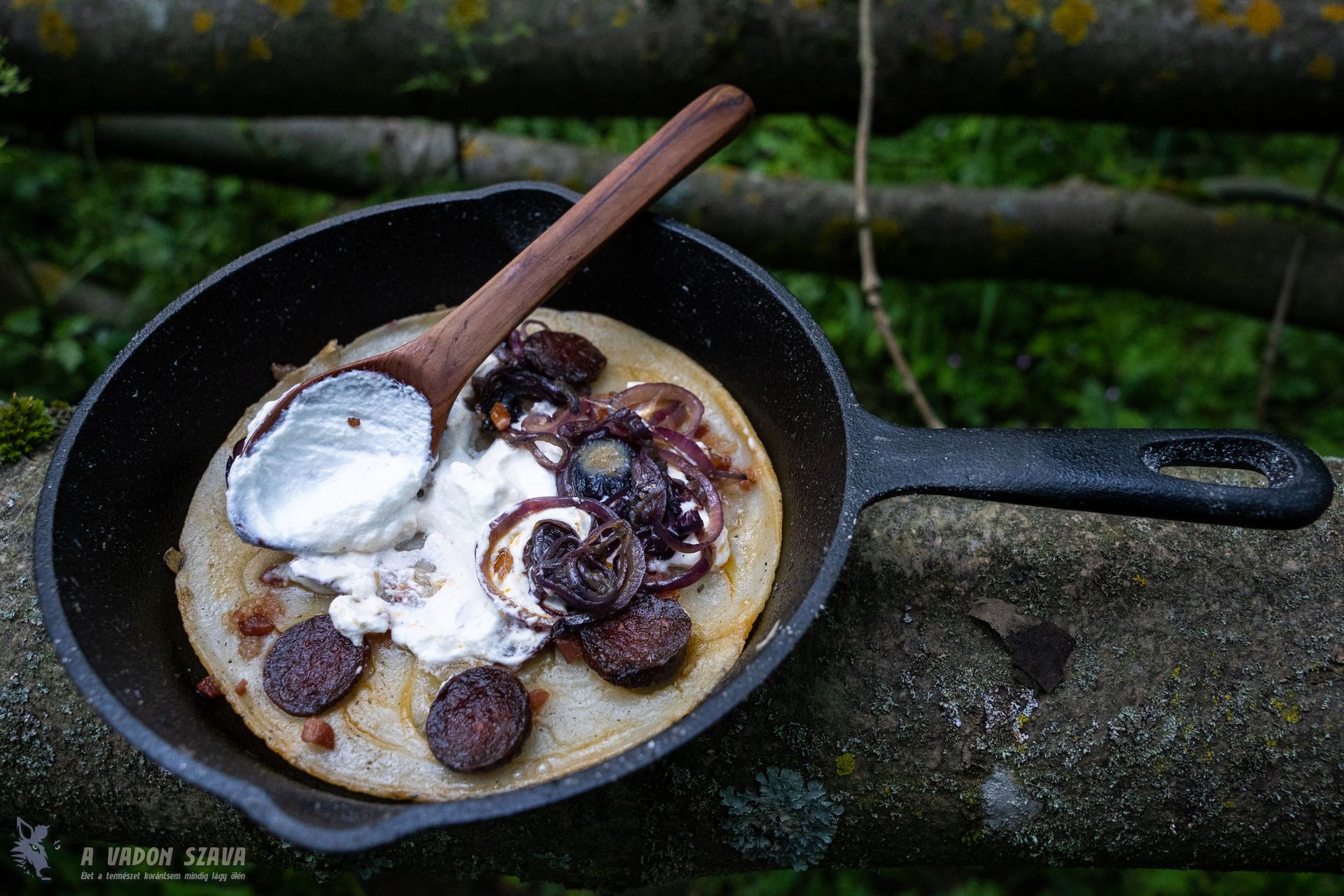 Magyaros kolbulle: kolbász, bacon, lilahagyma, tejföl