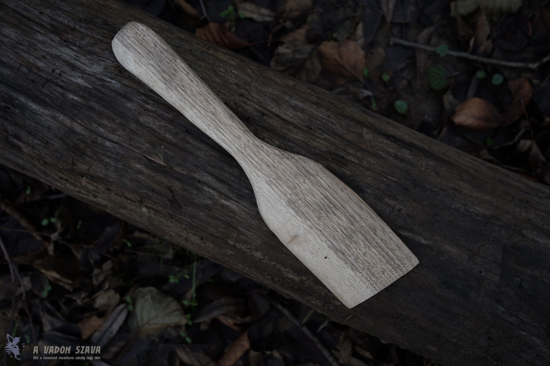 Ez a spatula egy téli kintalváson készült valami helyben talált tűzifa darabból.<br />