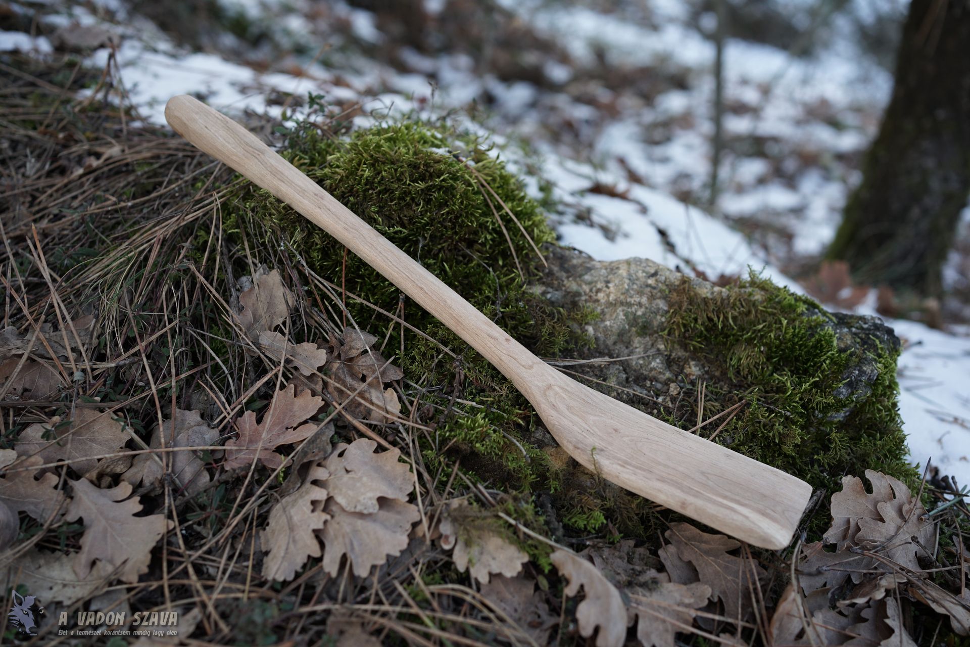 Spatula egy eleve meghajló ágdarabból faragva. A természetes hajlástól íves spatula jóval erősebb, mintha az ív csak a faragás révén lenne kialakítva.<br />