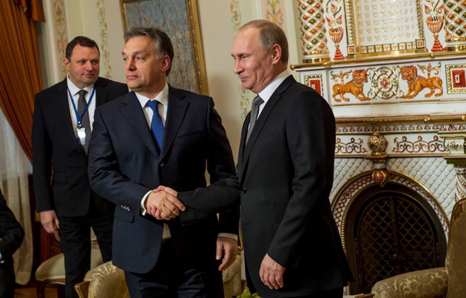Orbán-Putyin kézfogás.jpg