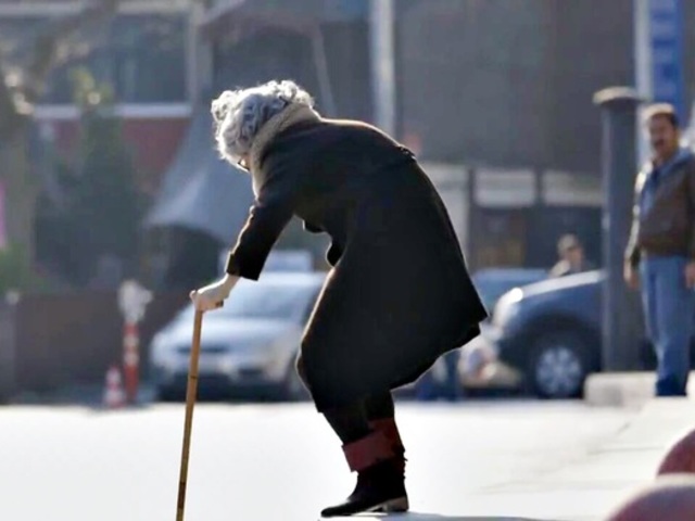73 éves látássérült nénit rabolt ki egy cigány a nyílt utcán Miskolcon