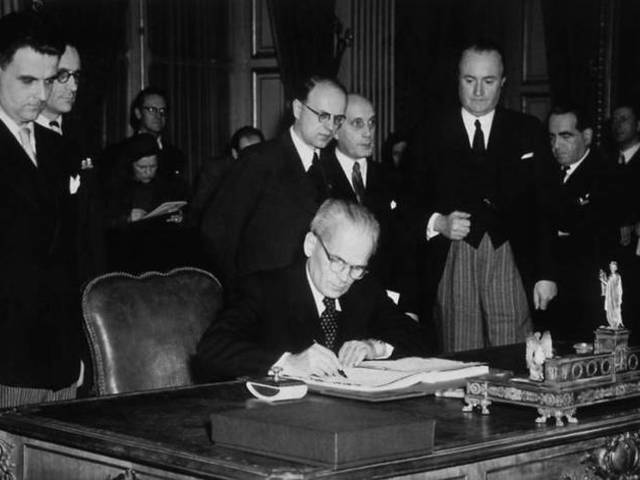 1947.02.10. Magyarország aláírja a párizsi békeszerződést, amely visszaállítja az ország trianoni határait.