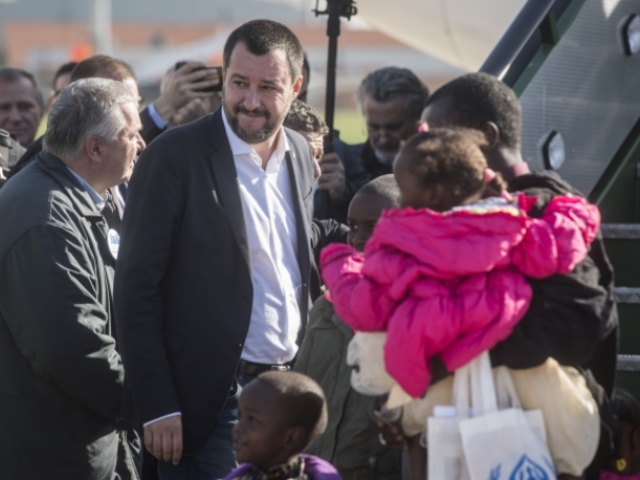 Olaszország: Matteo Salvini üdvözli az afrikai migránsokat