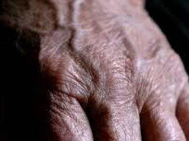 73 éves idős embert zsaroltak, fenyegettek, bántalmaztak: Az ítélet felfüggesztett