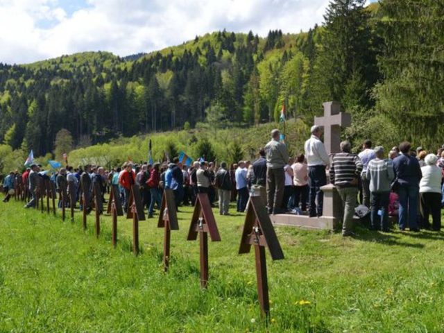 Több ezer ember kiáltotta a sírkertben: Ne bántsd a magyart!