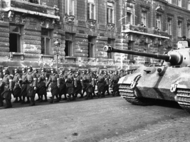 1944. 12. 25. A szovjet csapatok bekerítették Budapestet, ezzel megkezdődött a magyar főváros ostroma