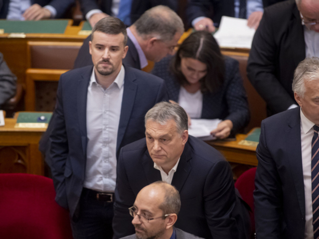 Nem kapja meg egyhavi fizetését Jakab Péter, amiért beült Orbán székébe