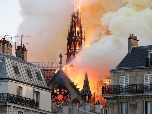 Lángokban a Notre Dame, a Mi Asszonyunk temploma