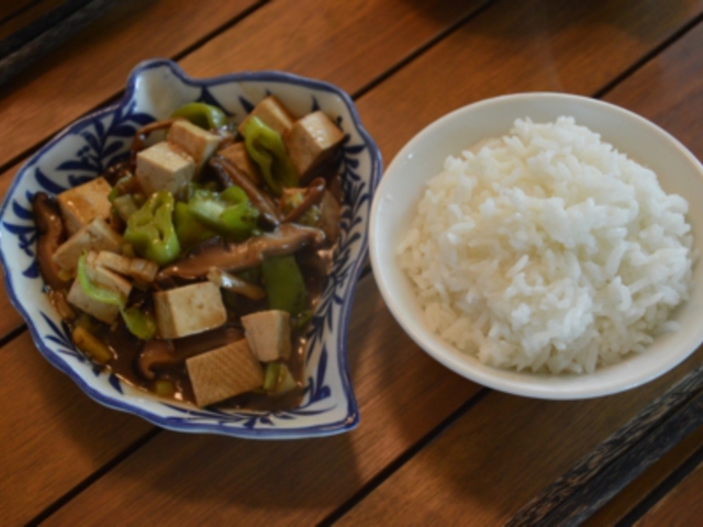 Tofu shiitake gombával és jázmin rizzsel