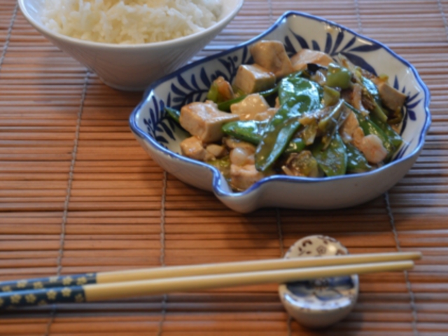 Kevergetve sütött tofu és mange-tout