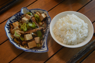 Tofu shiitake gombával és jázmin rizzsel