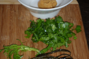 Miso leves medvehagymával algával és mizuna levéllel