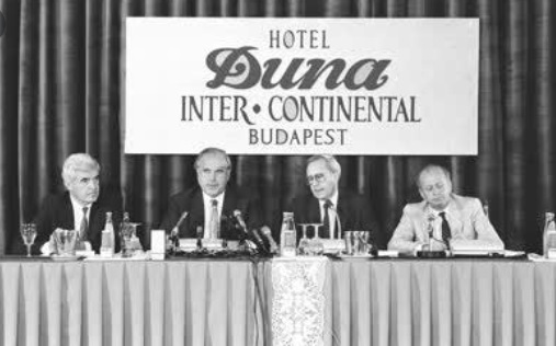 idokapszula_1984_franciaorszagi_labdarugo_europa-bajnoksag_elodontok_es_a_donto_helmut_kohl_duna_intercontinental.jpg