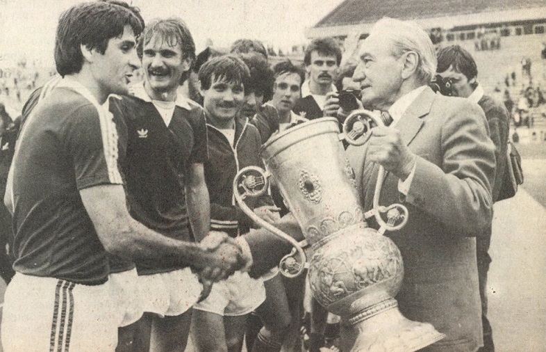 idokapszula_nb_i_1982_83_mnk_elodontok_es_a_kupadonto_u_dozsa_bp_honved_toth_jozsef_sos_karoly_kupaatadas.jpg