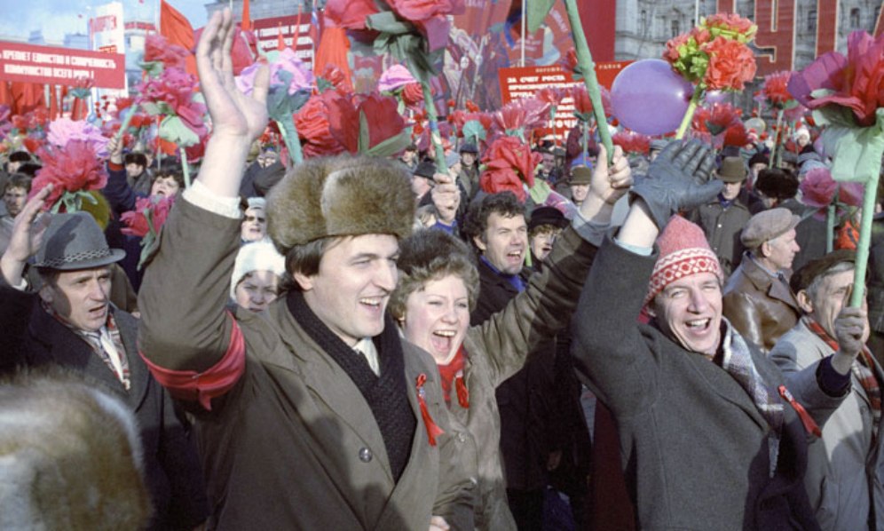 idokapszula_nb_i_1983_84_13_fordulo_moszkva_november_7_dolgozok_unnepelnek.jpg