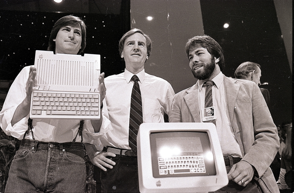 idokapszula_nb_i_1983_84_24_fordulo_apple_iic_steve_jobs_john_sculley_steve_wozniak.jpg