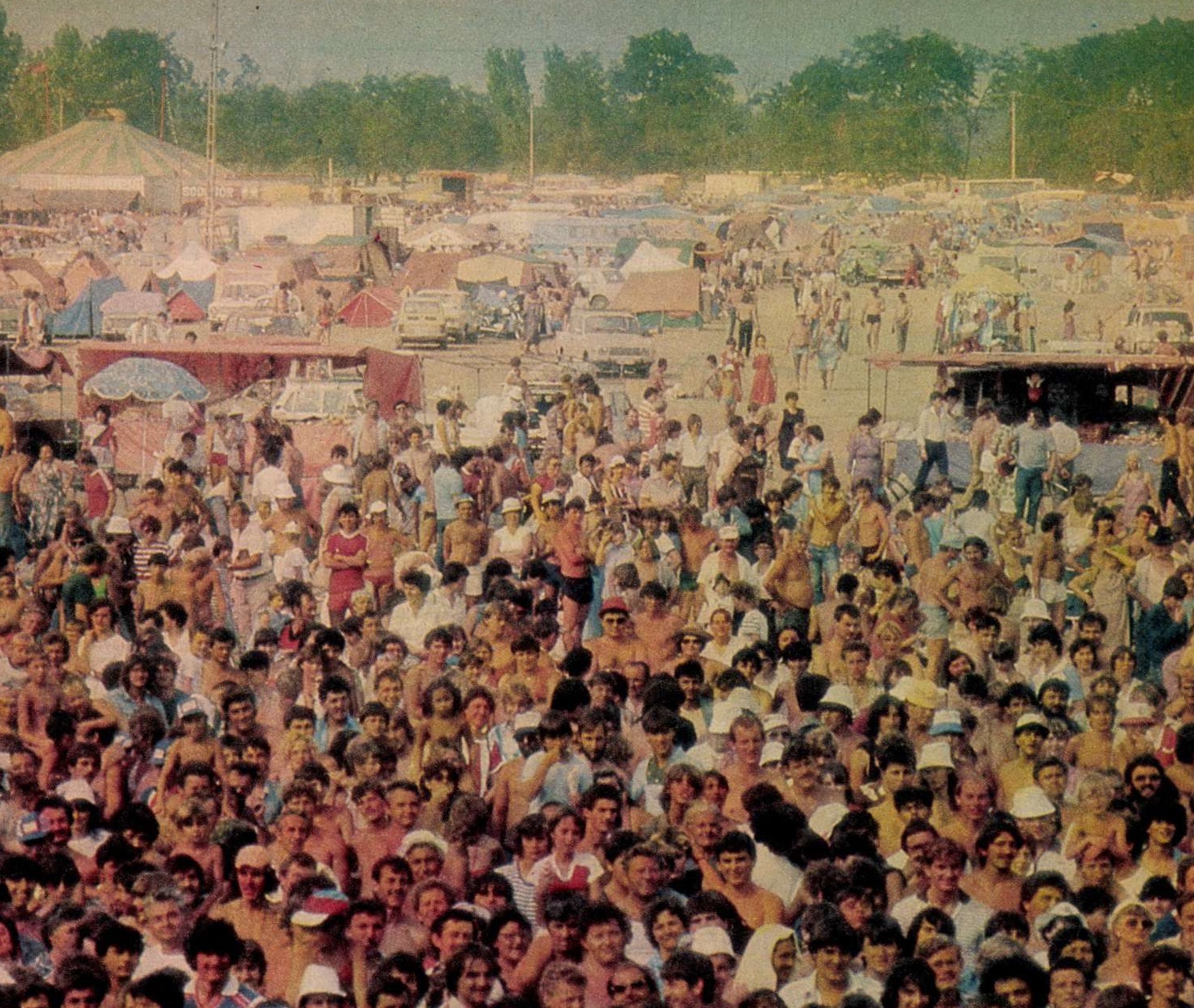 idokapszula_nb_i_1983_84_tavaszi_zaras_tabellaparade_pusztavacsi_bekefesztival_erdeklodo_tomegek.jpg