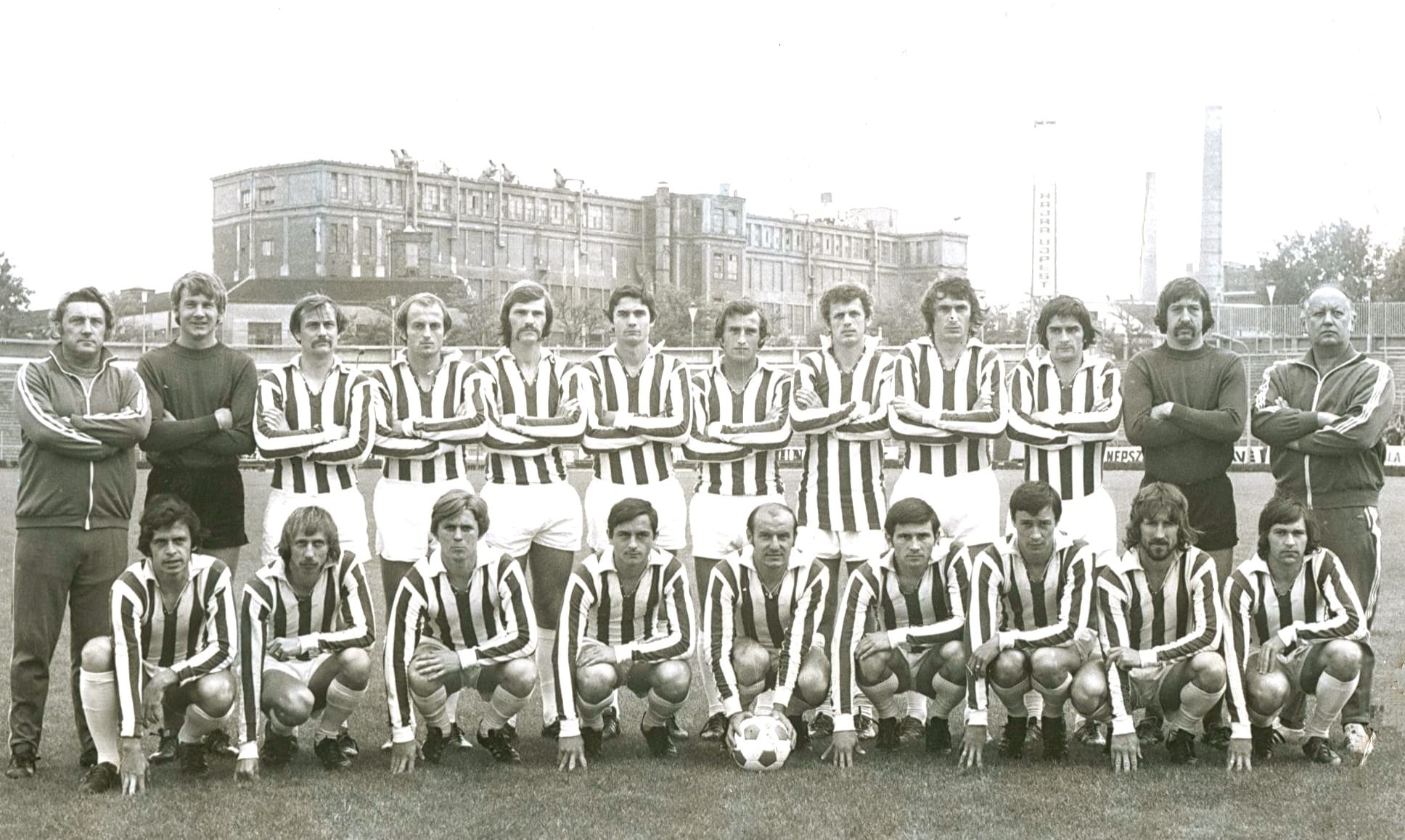 osztalynaplo_rothermel_adam_ujpesti_dozsa_1975_76_csapatkep_1.jpg