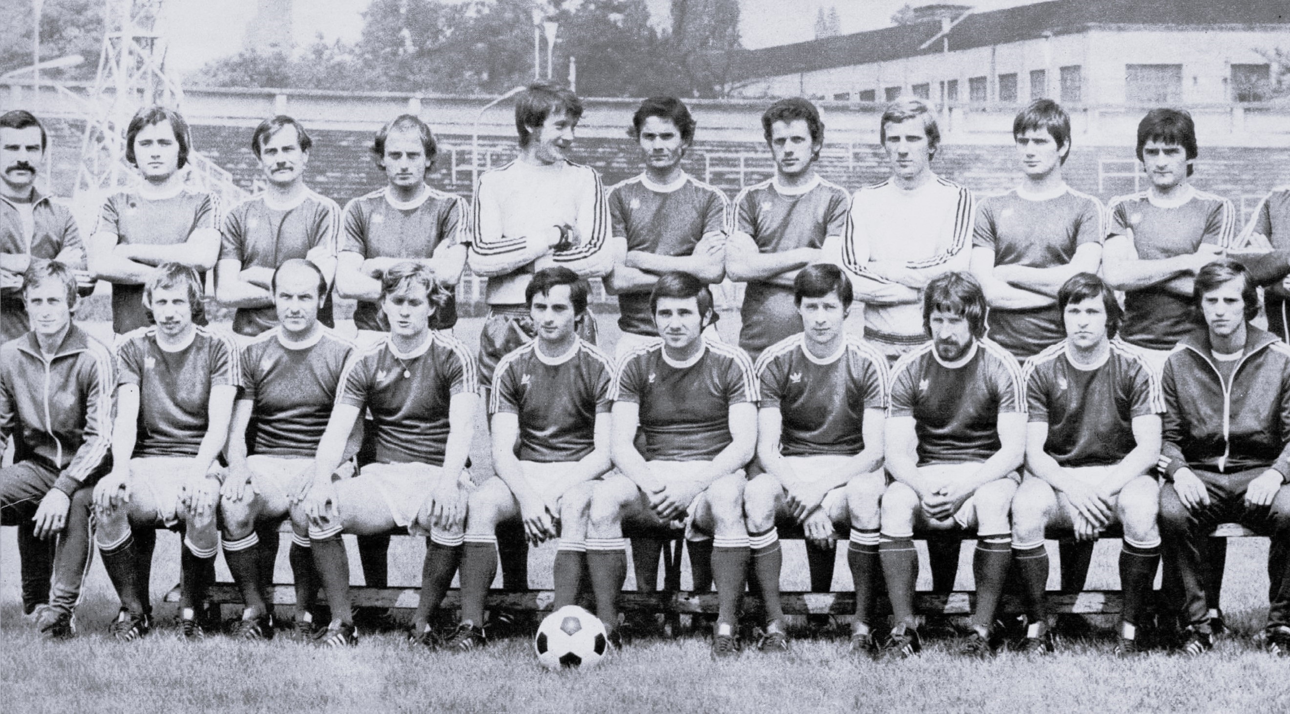 osztalynaplo_rothermel_adam_ujpesti_dozsa_1976_77_csapatkep.jpg