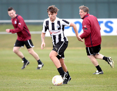 1375564161_louis-tomlinson-soccer-467.jpg