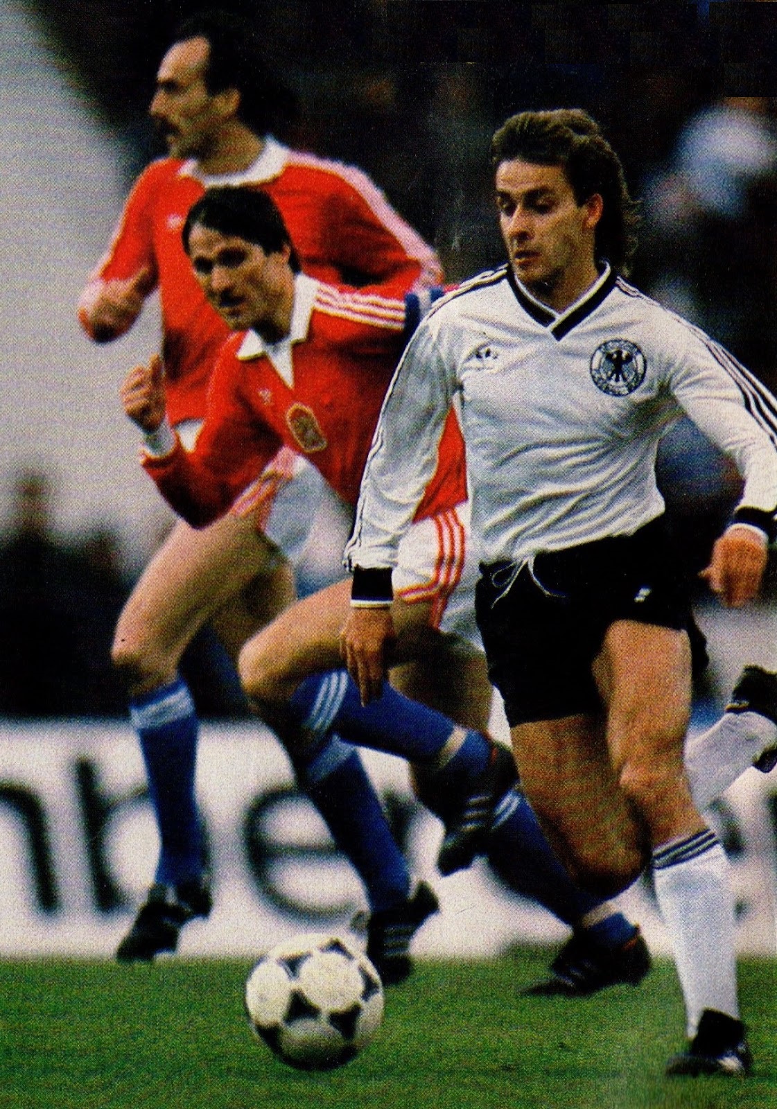 idokapszula_nb_i_1984_85_24_fordulo_csehszlovakia_nszk_vb_selejtezo_pierre_littbarski.jpg