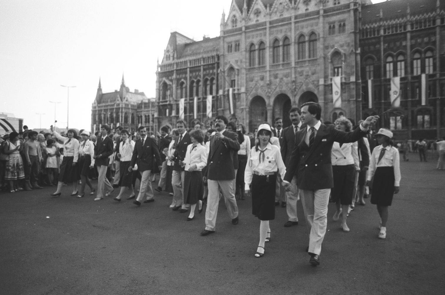 idokapszula_nb_i_1984_85_tavaszi_zaras_az_nb_ii_es_a_harmadik_vonal_vit_kossuth_teri_bucsu_1.jpg