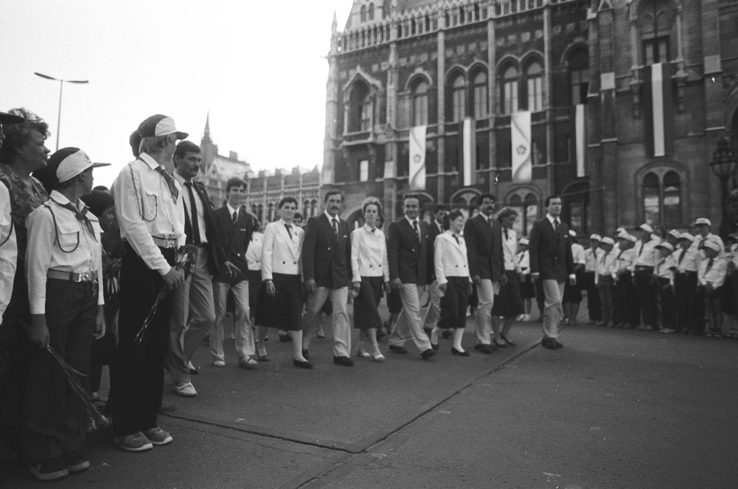 idokapszula_nb_i_1984_85_tavaszi_zaras_az_nb_ii_es_a_harmadik_vonal_vit_kossuth_teri_bucsu_2.jpg